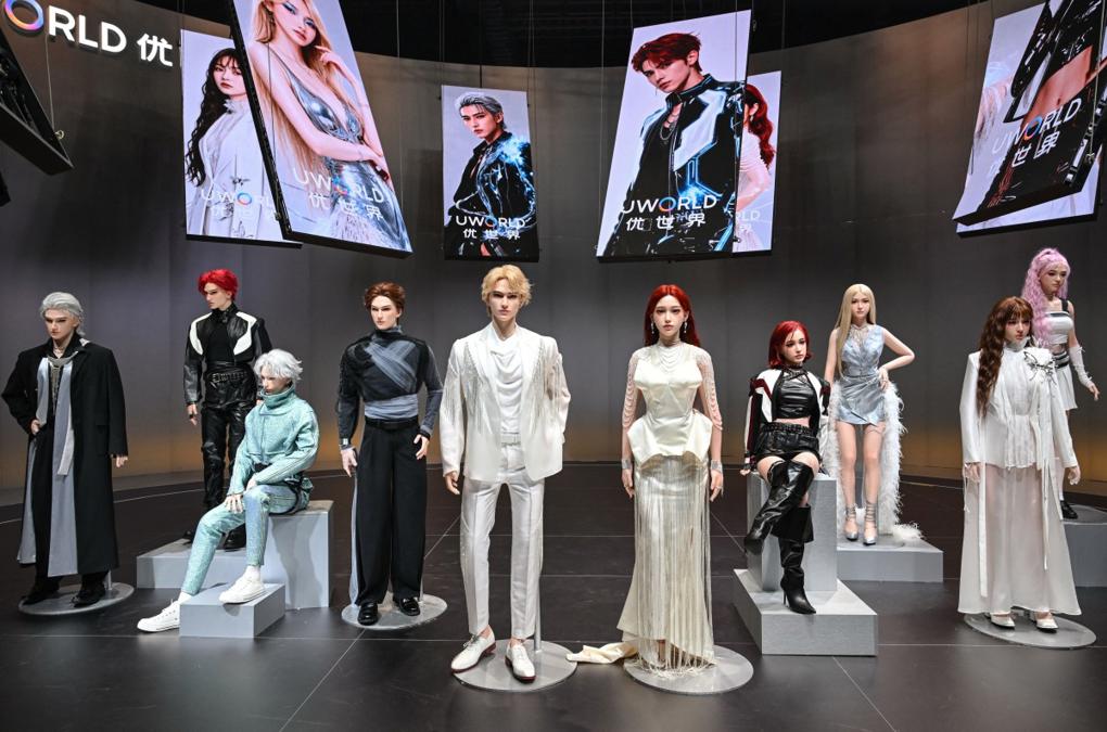 Male and female U1 companion robots on stage with UWORLD branding.