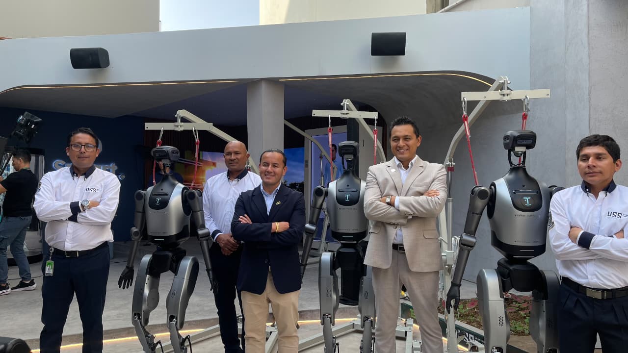 Walker Tienkung humanoids at the Chiclayo campus on July 6, 2026. Photo: Observatorio USS.